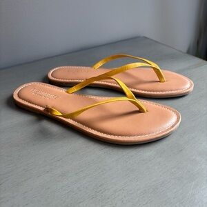 Cushionaire Women's Memory Foam Tan Yellow Flip Flop Thong Sandals Sz 8 Summer